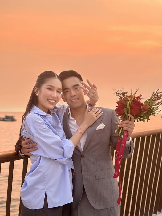 Á hậu Phương Anh được bạn trai doanh nhân cầu hôn lãng mạn ở Phú Quốc - Ảnh 1.
