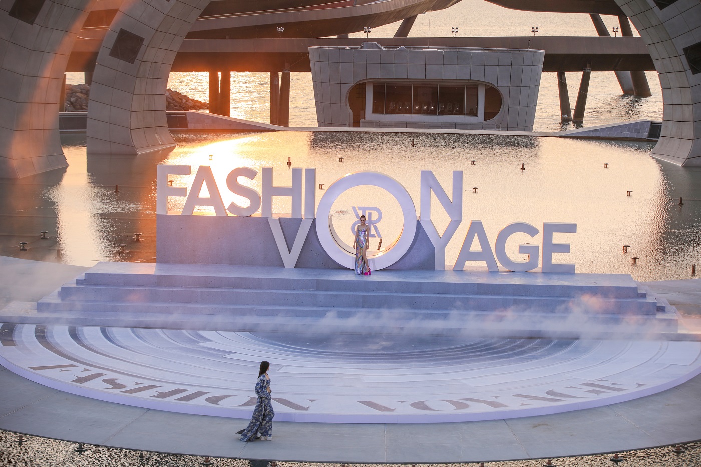 “Sửng sốt” trước độ hoành tráng của sân khấu Fashion Voyage 5 tại Thị trấn Hoàng Hôn - Ảnh 4.
