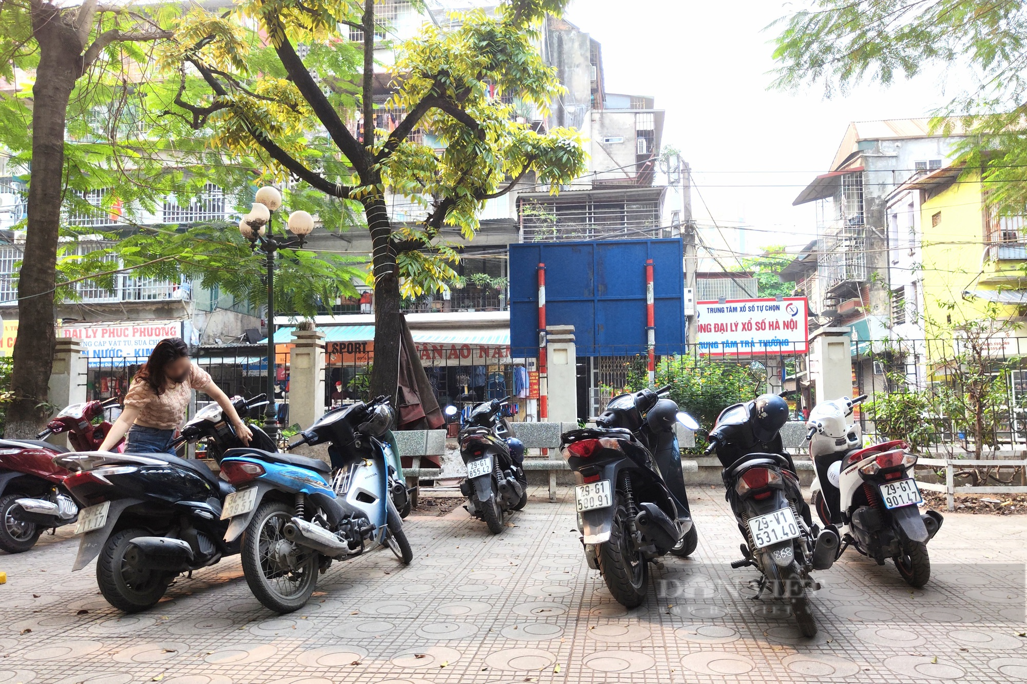 Quận Thanh Xuân: Nhiều hộ kinh doanh bày hàng quán tại sân chơi chung - Ảnh 6.