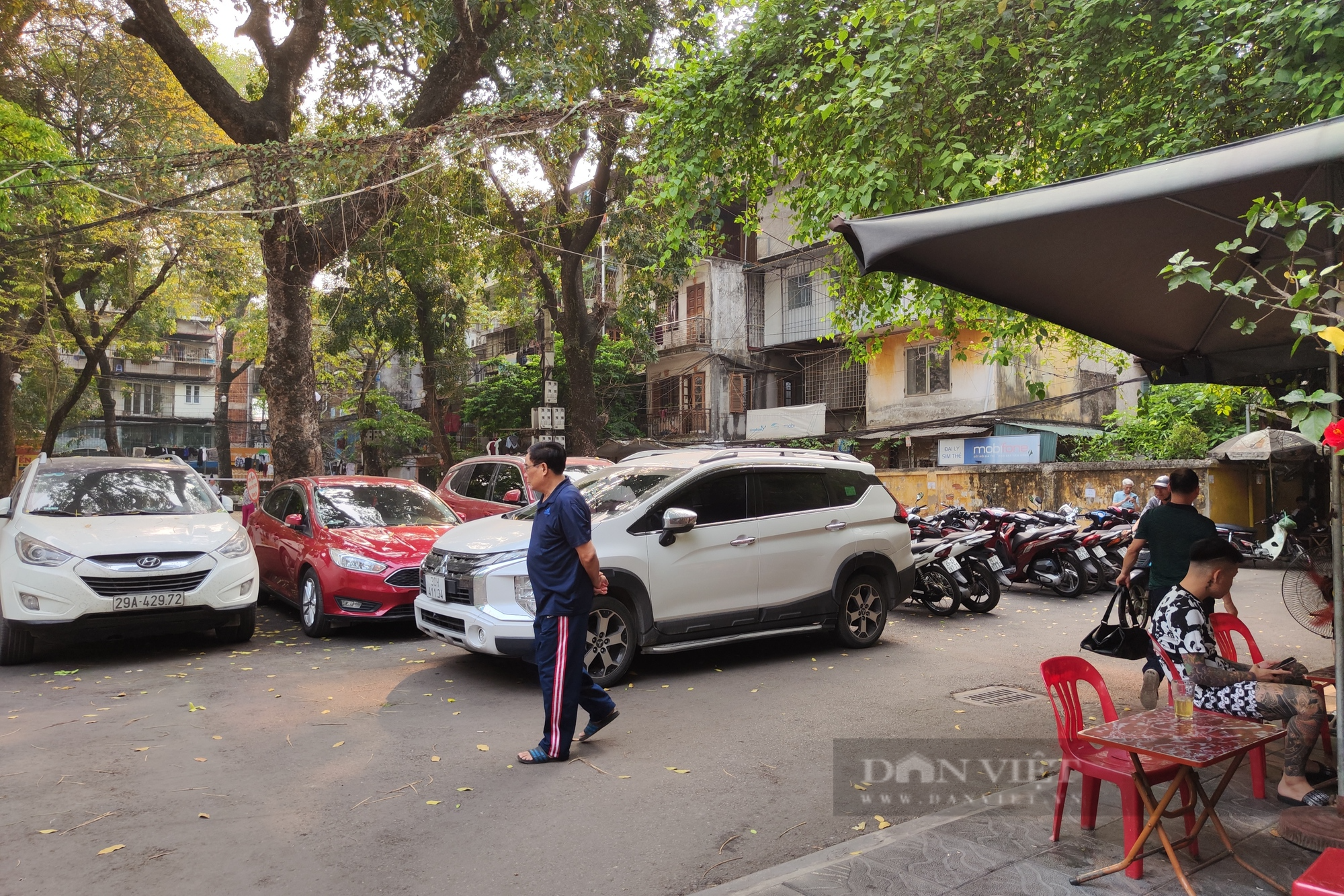 Quận Thanh Xuân: Nhiều hộ kinh doanh bày hàng quán tại sân chơi chung - Ảnh 9.