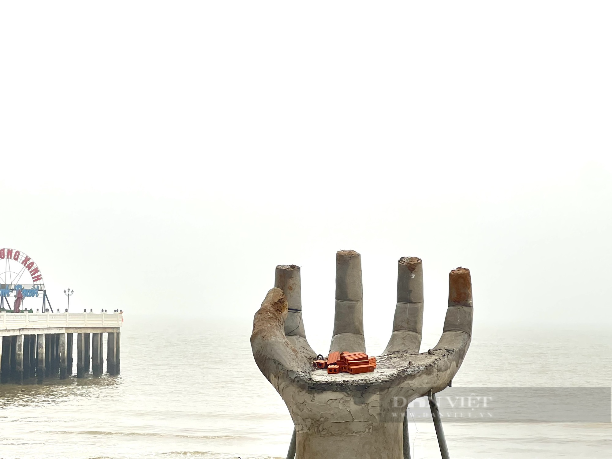 Cận cảnh những bàn tay khổng lồ ở biển Hải Tiến - Ảnh 5.