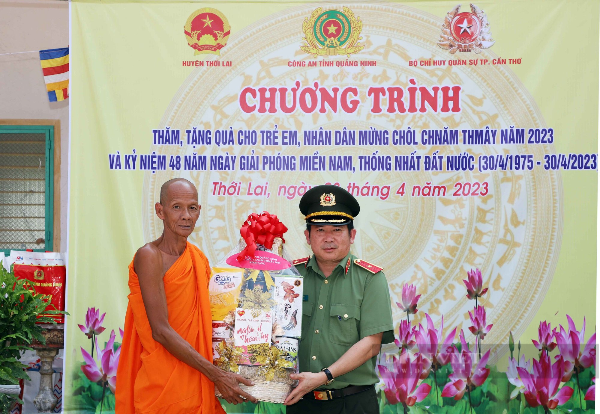 Thiếu tướng Đinh Văn Nơi tặng quà đồng bào Khmer tại Cần Thơ Tết cổ truyền Chôl Chnăm Thmây - Ảnh 1.