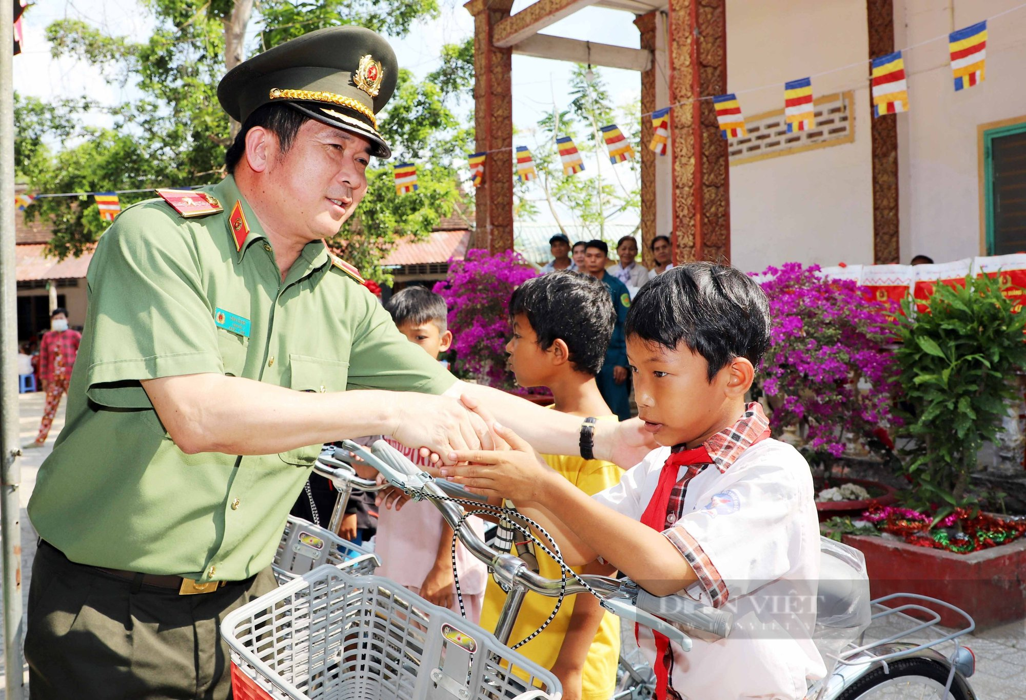 Thiếu tướng Đinh Văn Nơi tặng quà đồng bào Khmer tại Cần Thơ Tết cổ truyền Chôl Chnăm Thmây - Ảnh 3.