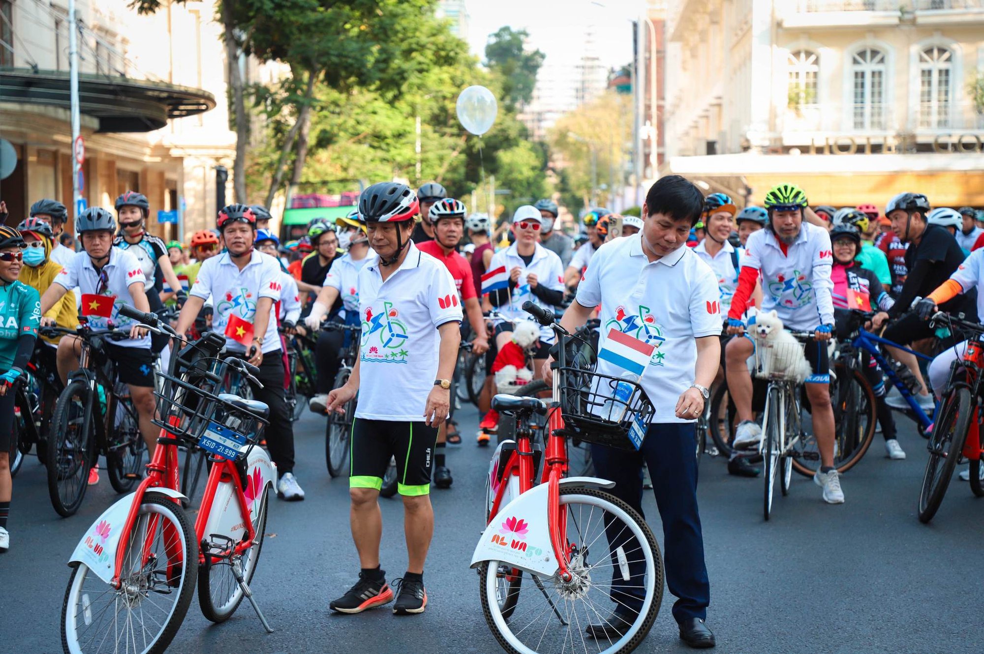 TP.HCM: Hàng trăm người tham gia đạp xe quanh quận 1  - Ảnh 2.