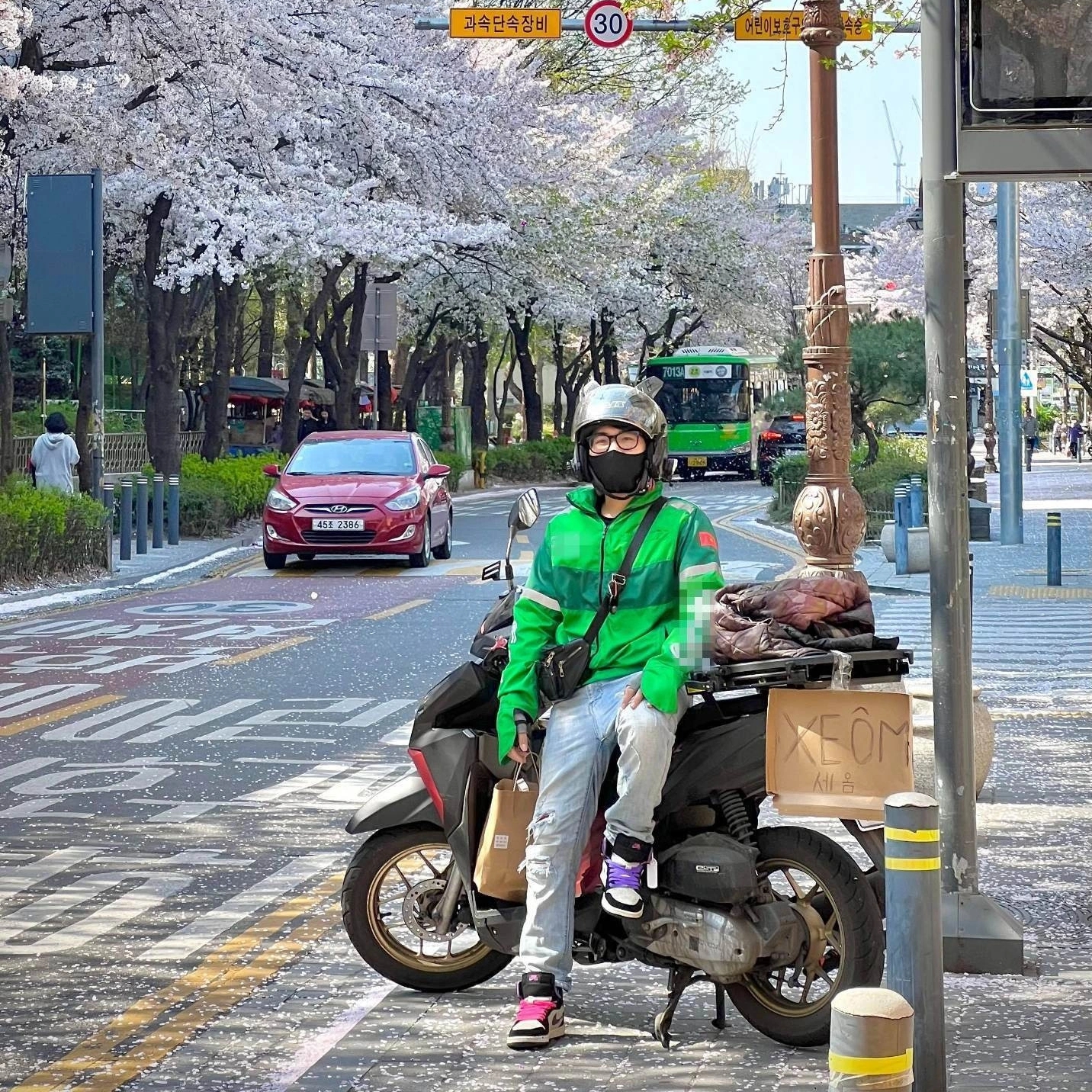 Thực hư chàng trai Việt chạy xe ôm trên đường phố Hàn Quốc - Ảnh 1.