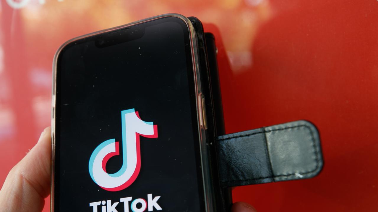 Úc đã cấm TikTok vào ngày 5/4 trên tất cả các thiết bị do chính phủ liên bang sở hữu, vì lo ngại về an ninh, trở thành quốc gia đồng minh mới nhất của Hoa Kỳ có hành động chống lại ứng dụng video do Trung Quốc sở hữu. Ảnh: @AFP.