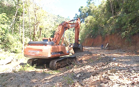 Hiện trường thi công đường dự án thủy điện Nước Long phá rừng tự nhiên phòng hộ ở Quảng Ngãi