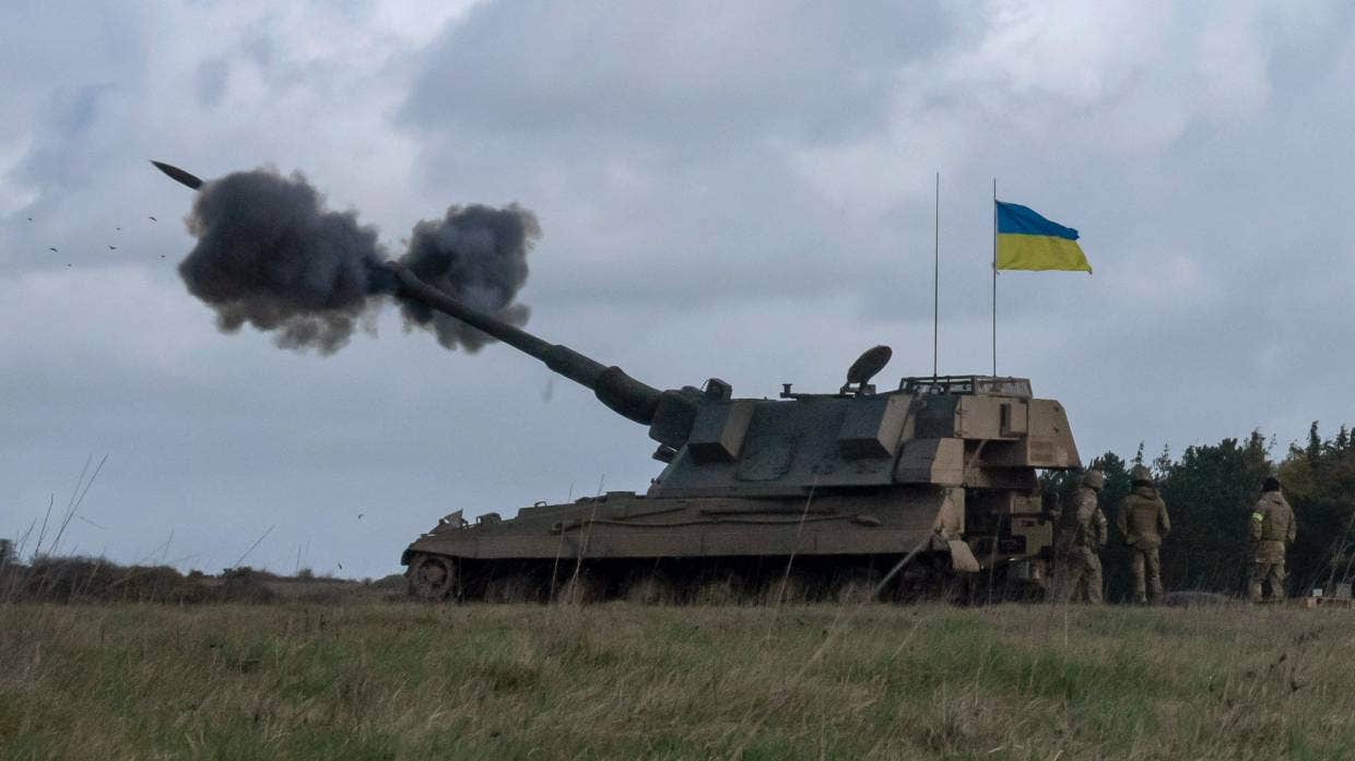 Chỉ huy chiến trường Ukraine 'kêu trời' vì chỉ được bắn 2 quả đạn pháo vào quân Nga một ngày - Ảnh 1.