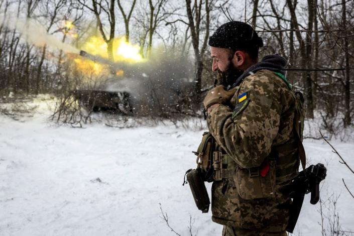 Nóng chiến sự Ukraine: Nga giáng đòn mạnh cố chiếm toàn bộ Bakhmut, giao tranh ác liệt vì Marinka - Ảnh 1.