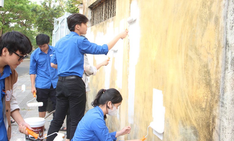  Tuổi trẻ Đà Nẵng ra quân khởi động công trình cộng đồng chung tay bảo vệ nguồn nước, cảnh quan môi trường - Ảnh 1.