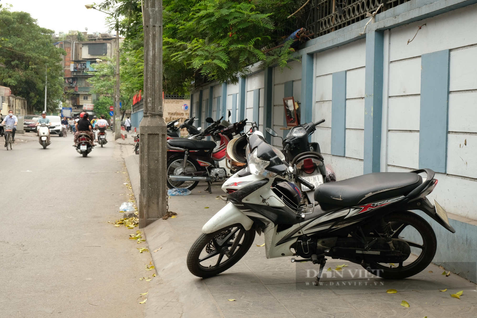 Quận Thanh Xuân: Nhiều tuyến phố vẫn tồn tại vi phạm lấn chiếm vỉa hè - Ảnh 2.