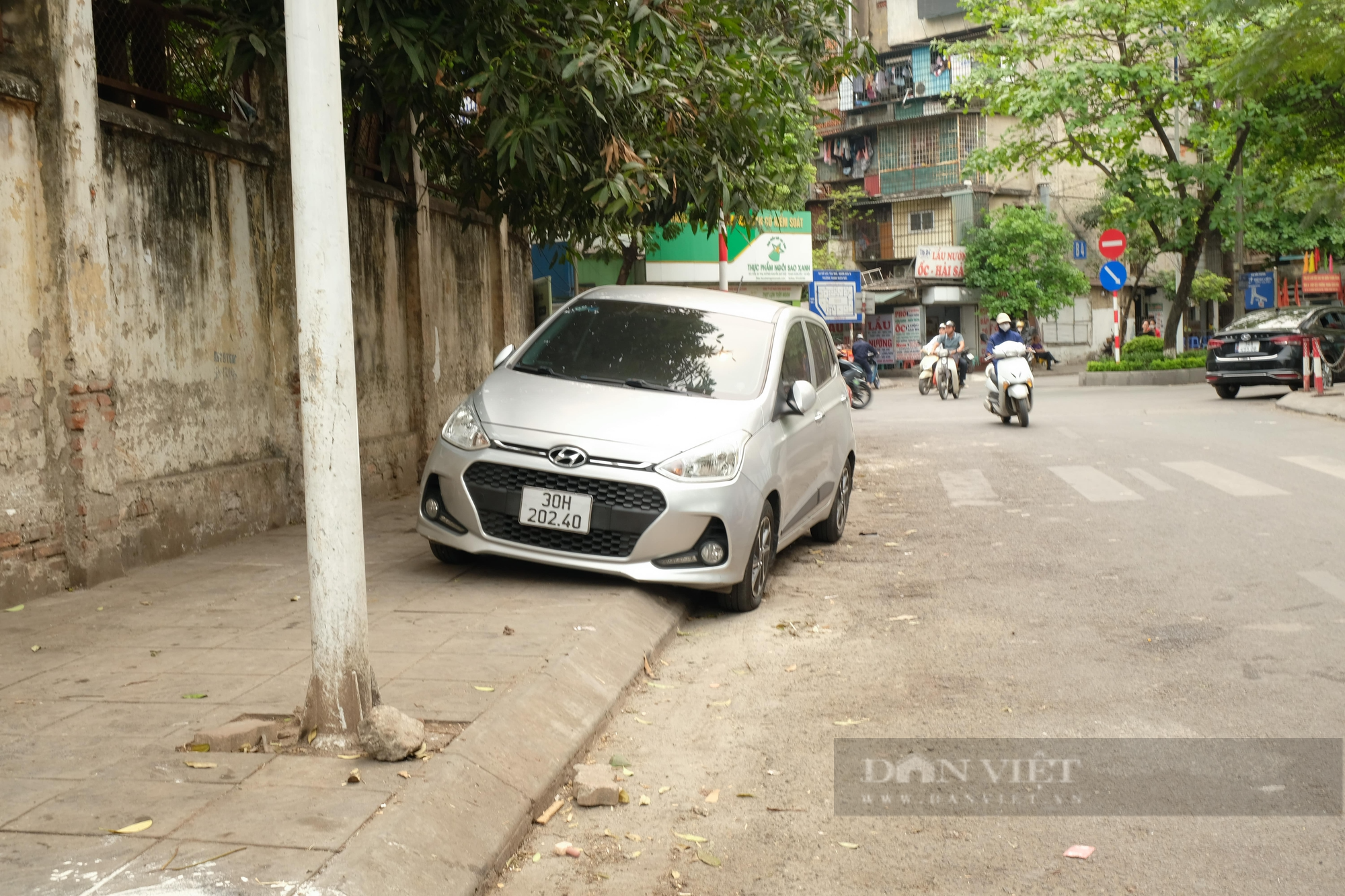 Quận Thanh Xuân: Nhiều tuyến phố vẫn tồn tại vi phạm lấn chiếm vỉa hè - Ảnh 3.