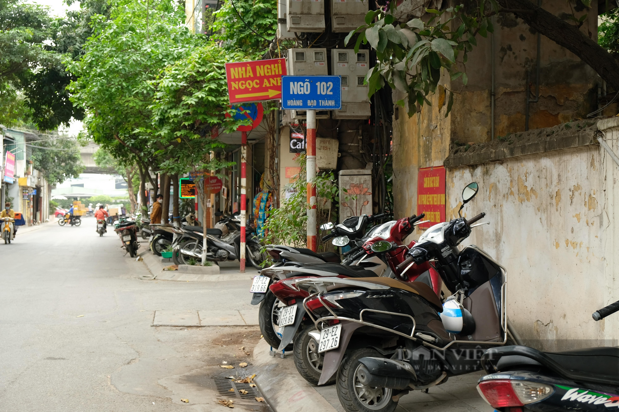 Quận Thanh Xuân: Nhiều tuyến phố vẫn tồn tại vi phạm lấn chiếm vỉa hè - Ảnh 4.