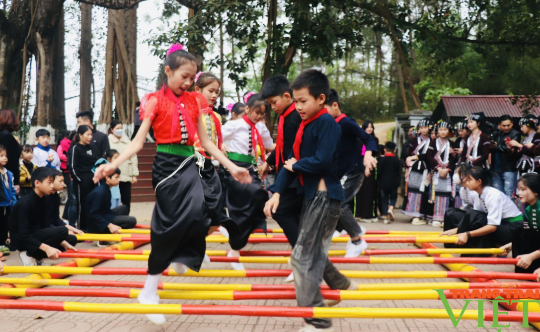 Bảo tồn, phát huy bản sắc văn hóa truyền thống tốt đẹp các dân tộc trong trường học ở Lai Châu - Ảnh 2.