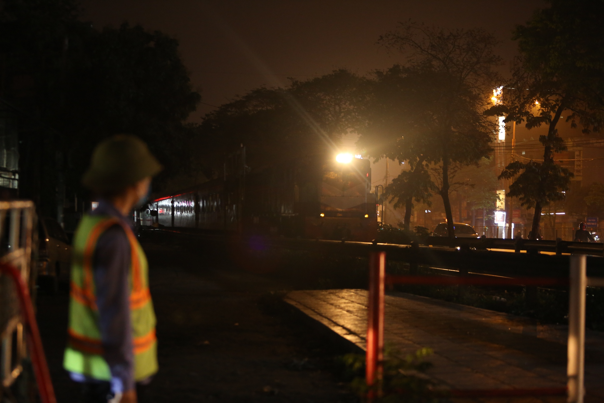 “Đêm trắng” với nữ nhân viên gác tàu hỏa ở Hà Nội - Ảnh 2.