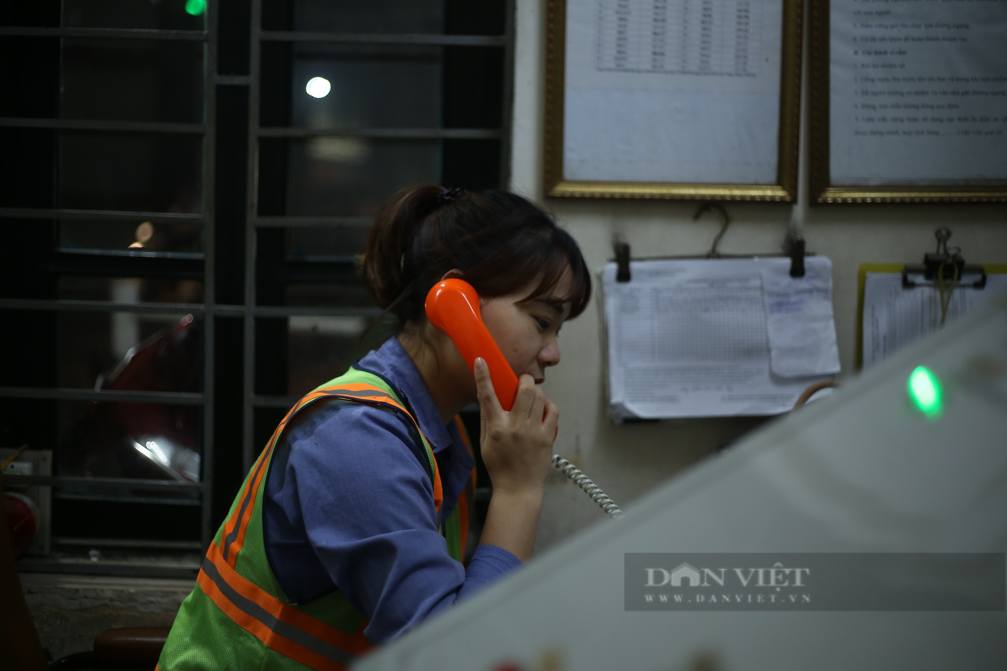 “Đêm trắng” với nữ nhân viên gác tàu hỏa ở Hà Nội - Ảnh 4.