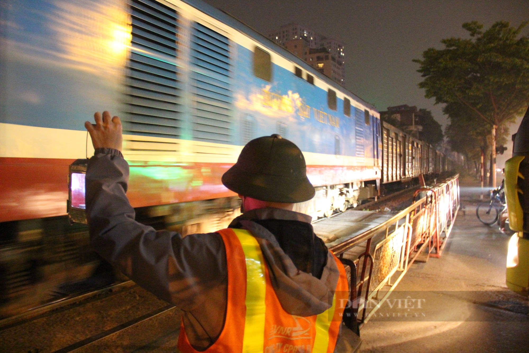 “Đêm trắng” với nữ nhân viên gác tàu hỏa ở Hà Nội - Ảnh 5.