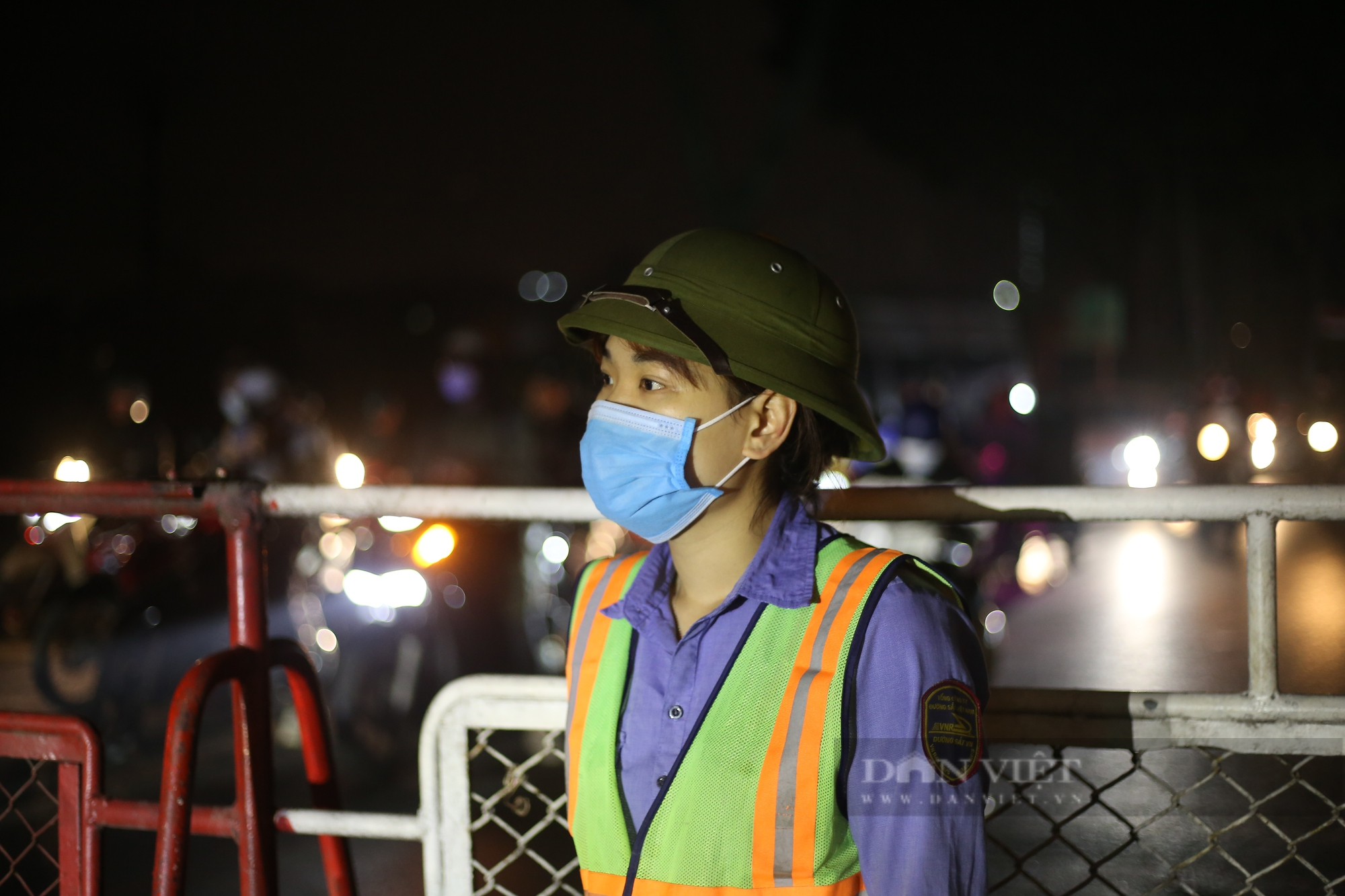 “Đêm trắng” với nữ nhân viên gác tàu hỏa ở Hà Nội - Ảnh 9.