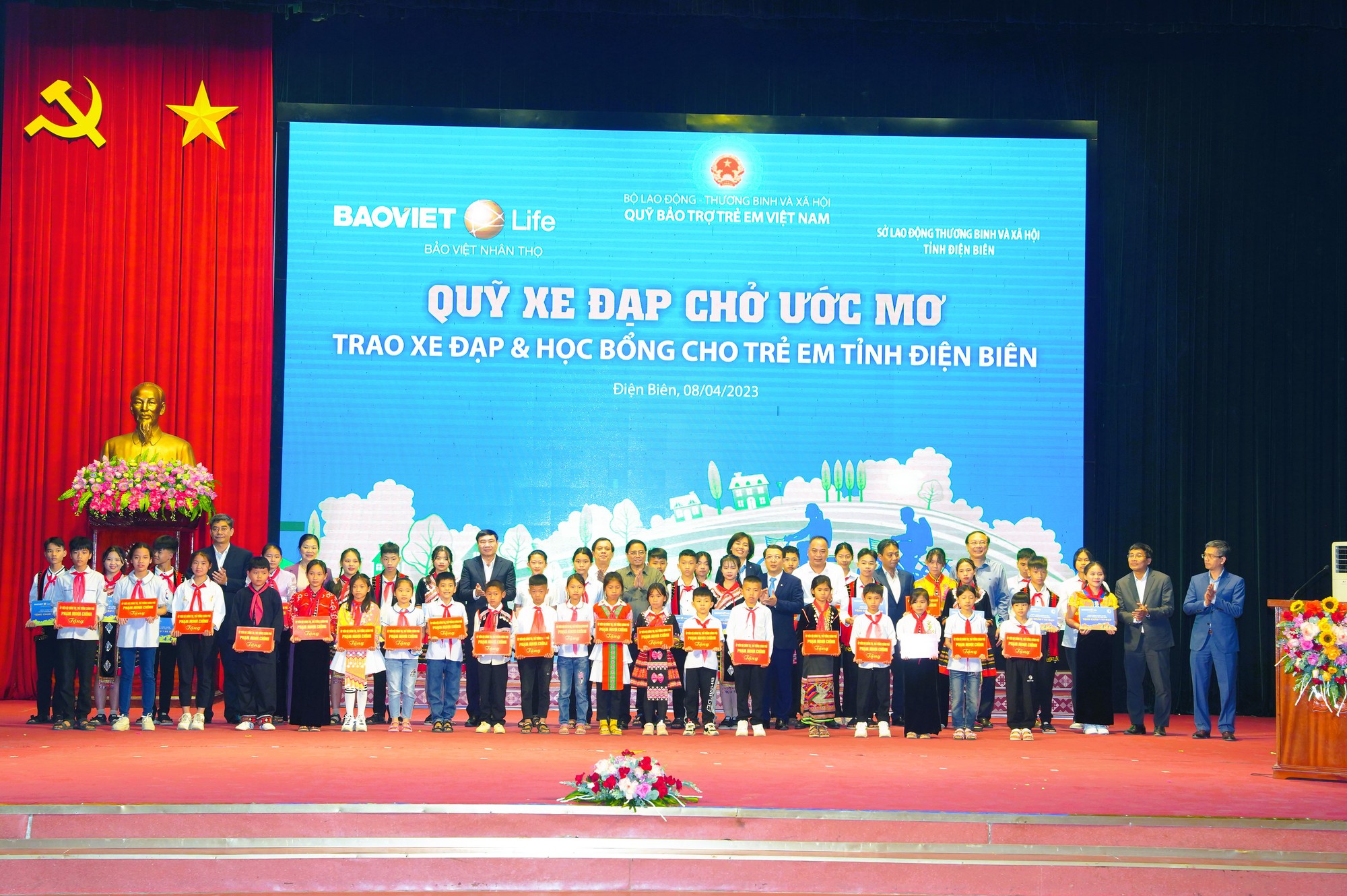 Đại diện 400 em học sinh nhận học bổng từ “Quỹ xe đạp chở ước mơ” của Bảo Việt Nhân thọ vinh dự chụp hình cùng Thủ tướng Phạm Minh Chính