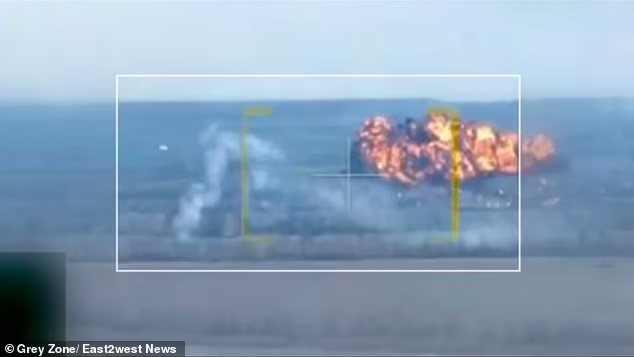 Chiến đấu cơ Nga nổ tung thành quả cầu lửa khổng lồ ở Donetsk, phi công thoát chết thần kỳ - Ảnh 2.