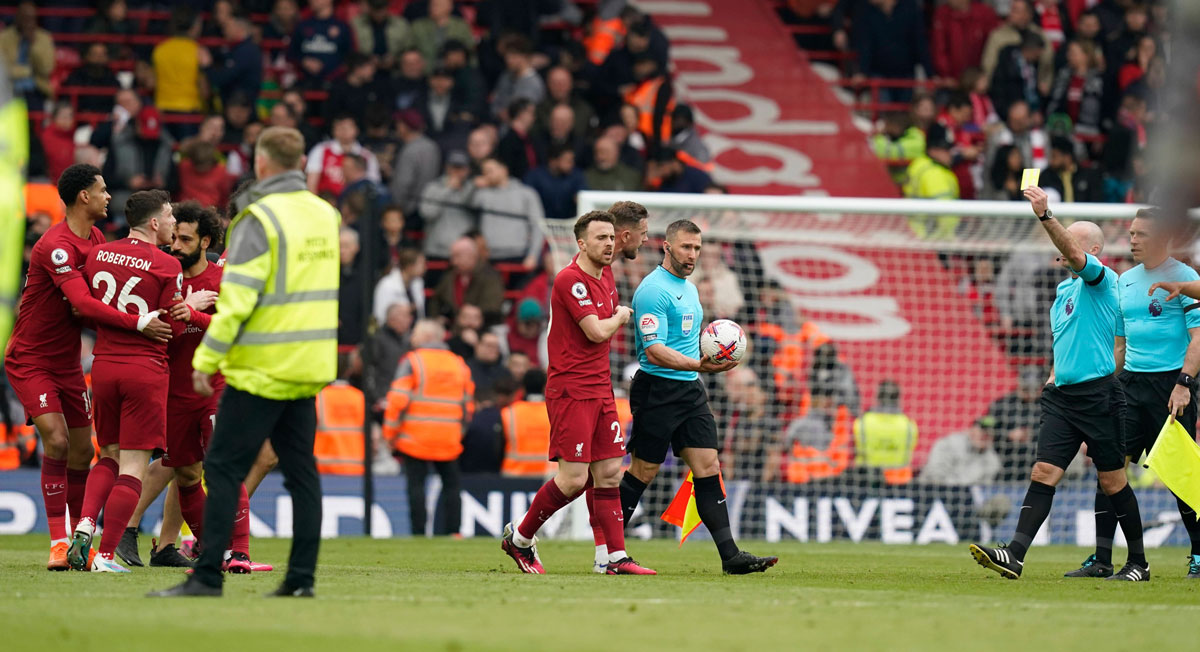 Clip: Trợ lý trọng tài thúc cùi chỏ vào mặt hậu vệ Liverpool - Ảnh 3.