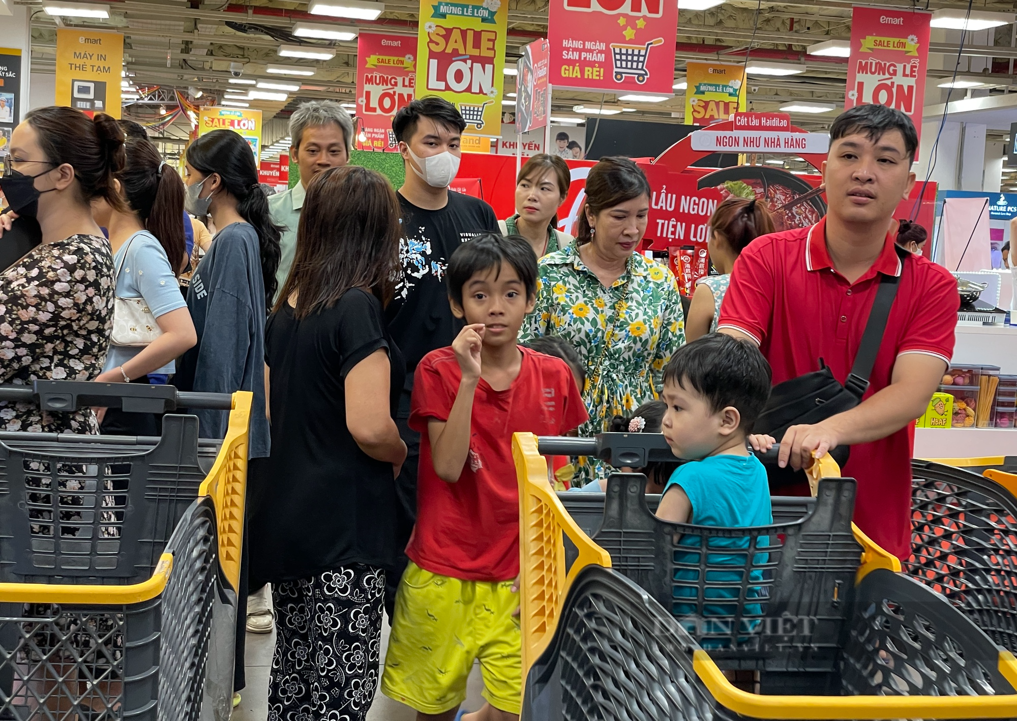 Siêu thị đông nghịt người mua sắm để tự mở tiệc, “ăn lễ” tại nhà cho tiết kiệm - Ảnh 2.