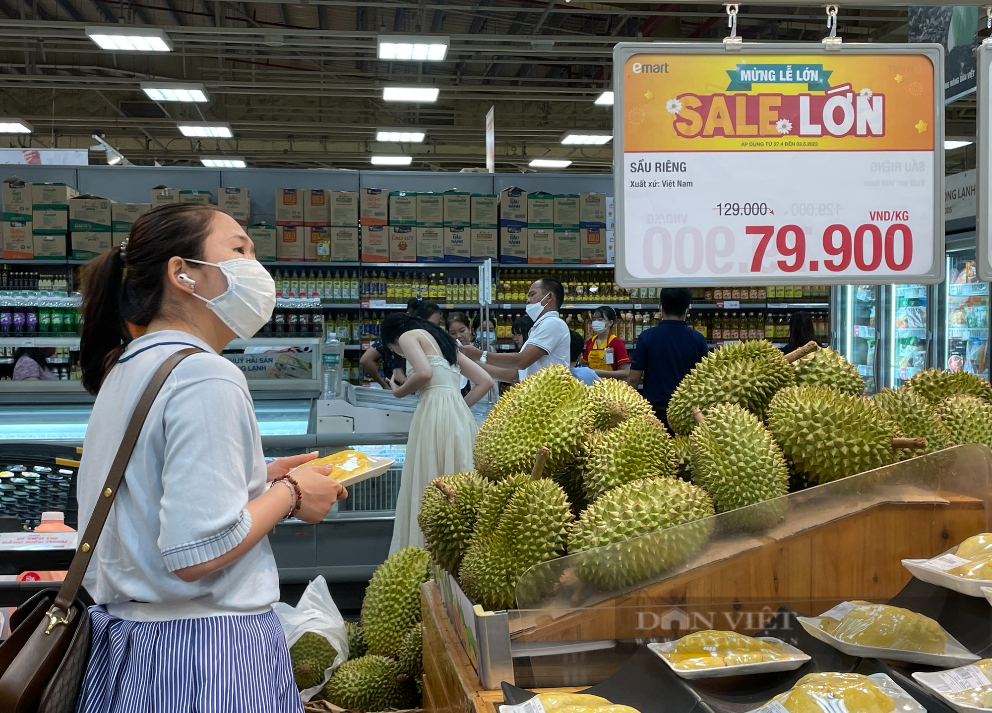 Siêu thị đông nghịt người mua sắm để tự mở tiệc, “ăn lễ” tại nhà cho tiết kiệm - Ảnh 6.