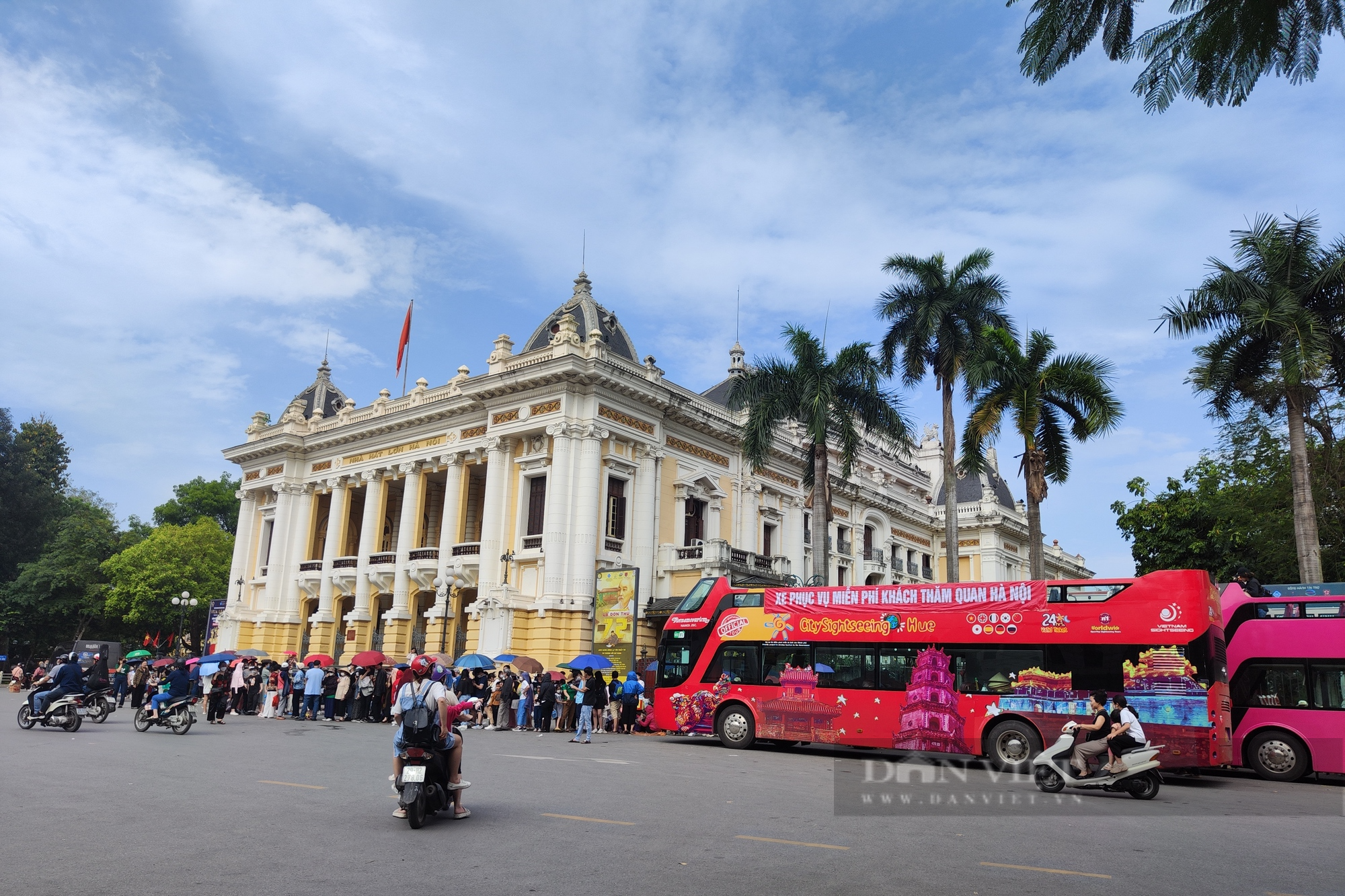 Dòng người xếp hàng chờ trải nghiệm xe buýt 2 tầng miễn phí ở Hà Nội - Ảnh 1.