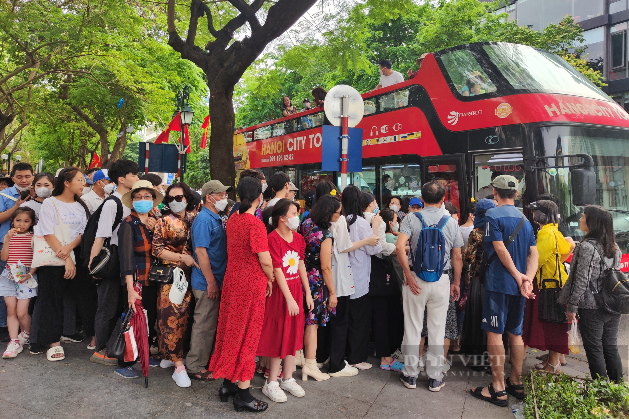 Dòng người xếp hàng chờ trải nghiệm xe buýt 2 tầng miễn phí ở Hà Nội - Ảnh 3.