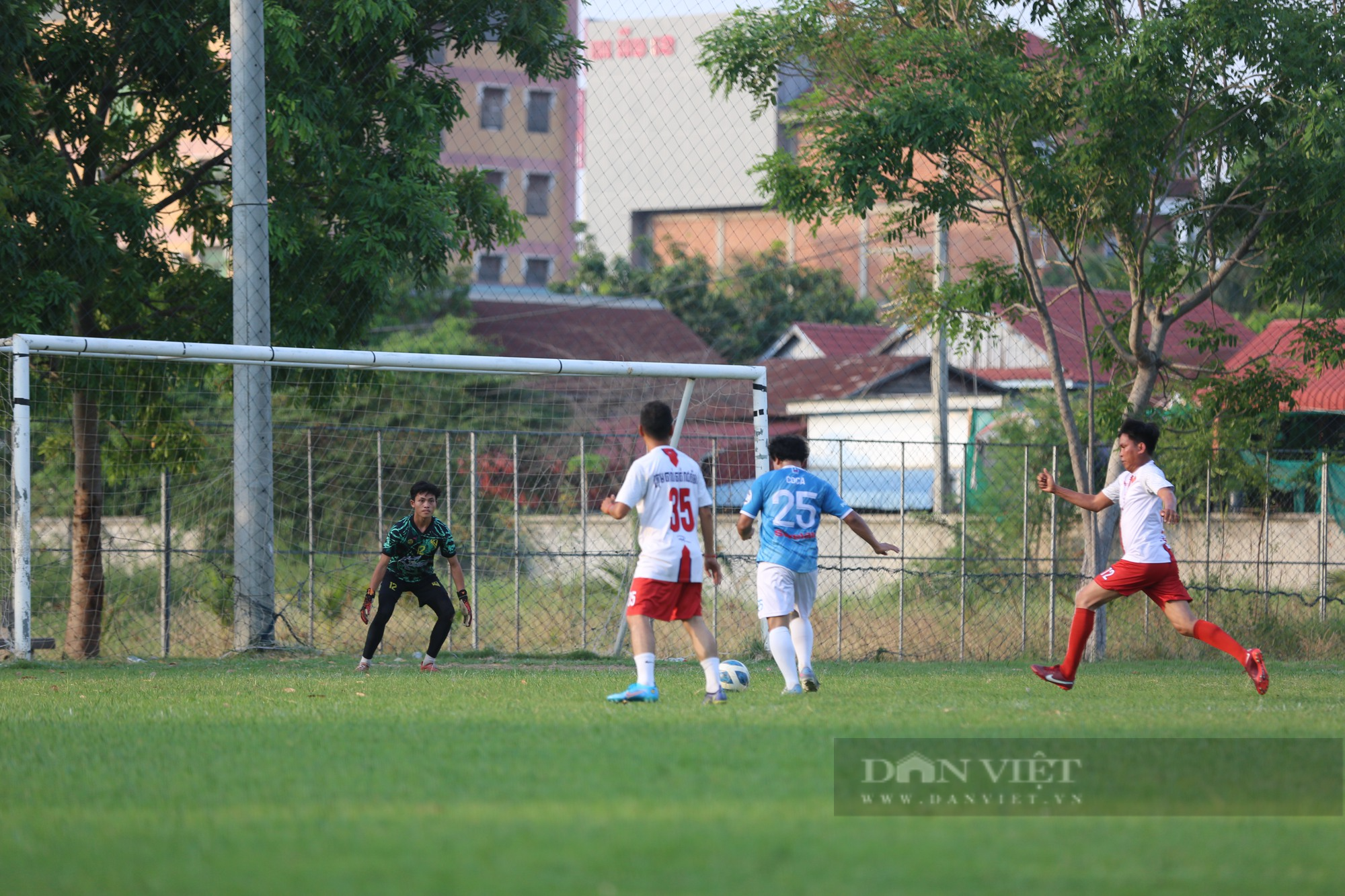 SEA Games 32: Sân cỏ trường… cấp 2 Campuchia khiến mọi đội bóng V.League mơ ước! - Ảnh 1.