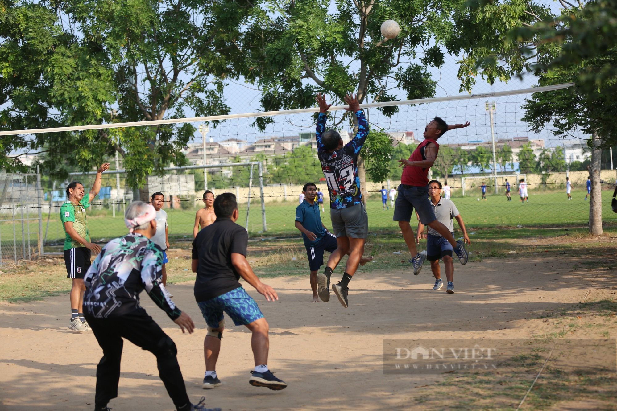 SEA Games 32: Sân cỏ trường… cấp 2 Campuchia khiến mọi đội bóng V.League mơ ước! - Ảnh 2.