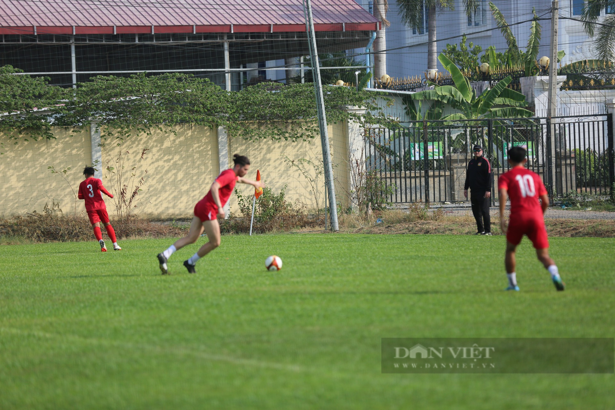 SEA Games 32: Sân cỏ trường… cấp 2 Campuchia khiến mọi đội bóng V.League mơ ước! - Ảnh 3.