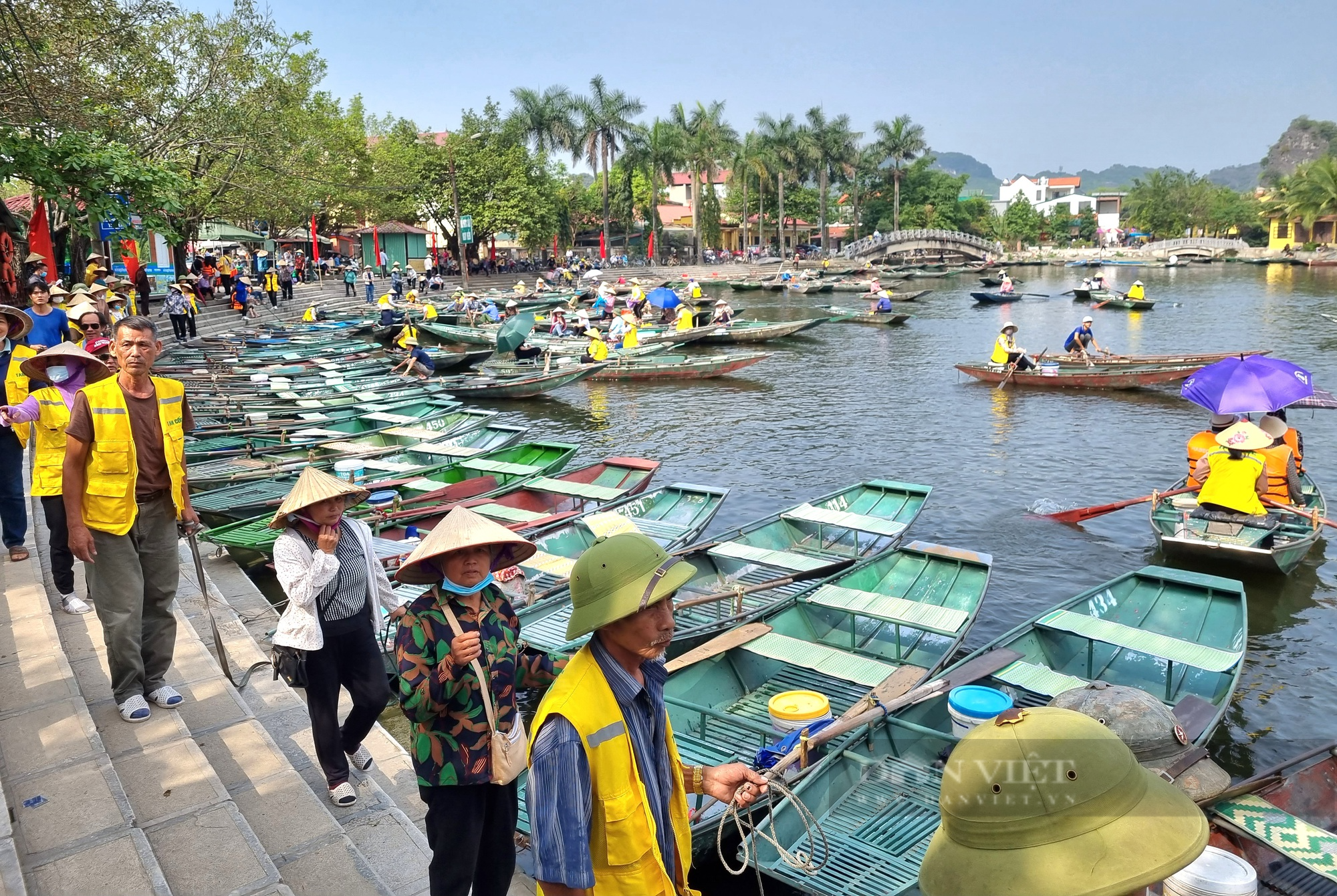 Ninh Bình: Du khách xếp hàng dài đợi xuống thuyền tại Tam Cốc-Bích Động - Ảnh 4.