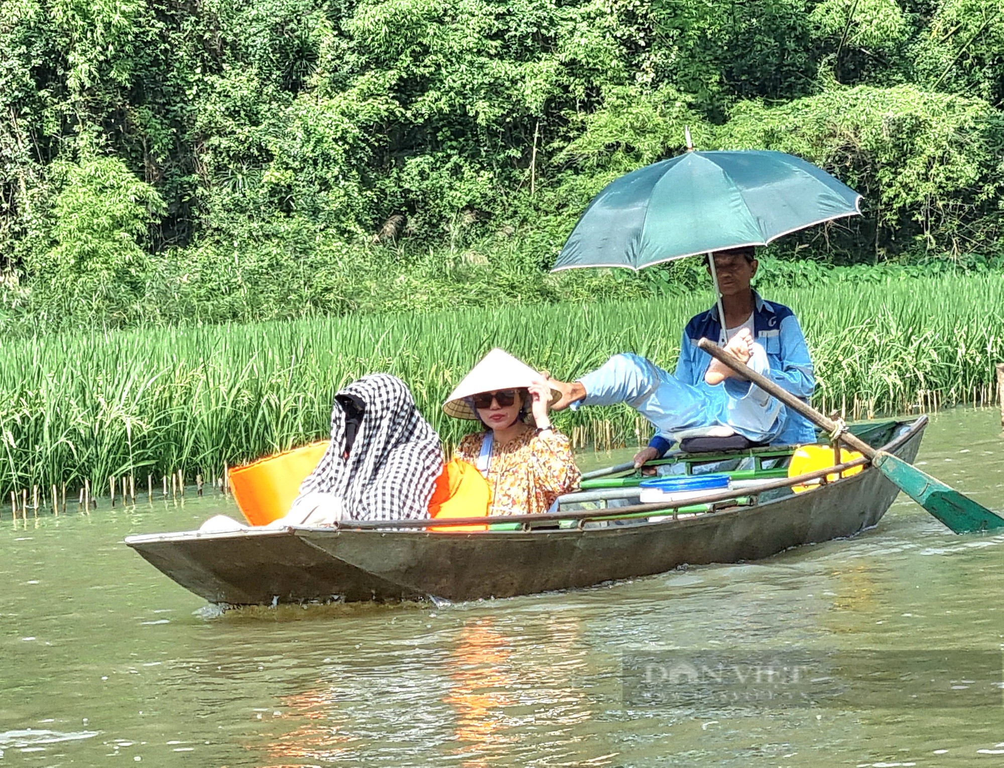 Ninh Bình: Du khách xếp hàng dài đợi xuống thuyền tại Tam Cốc-Bích Động - Ảnh 6.