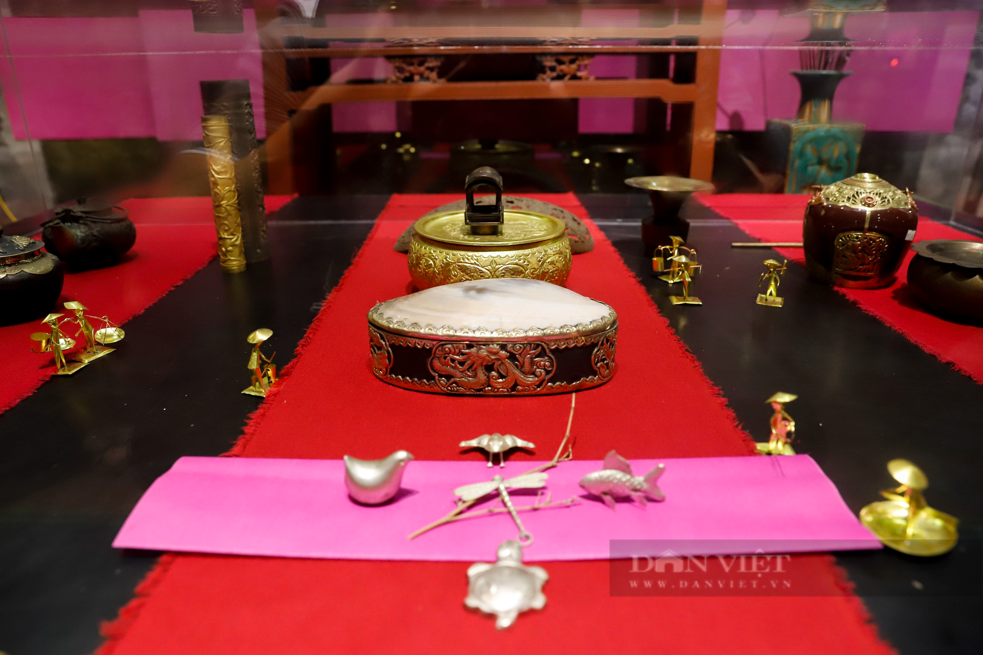 Những sản phẩm in đậm dấu ấn trăm năm nghề đúc vàng, bạc tại ngôi đình cổ giữa lòng phố cố Hà Nội - Ảnh 5.