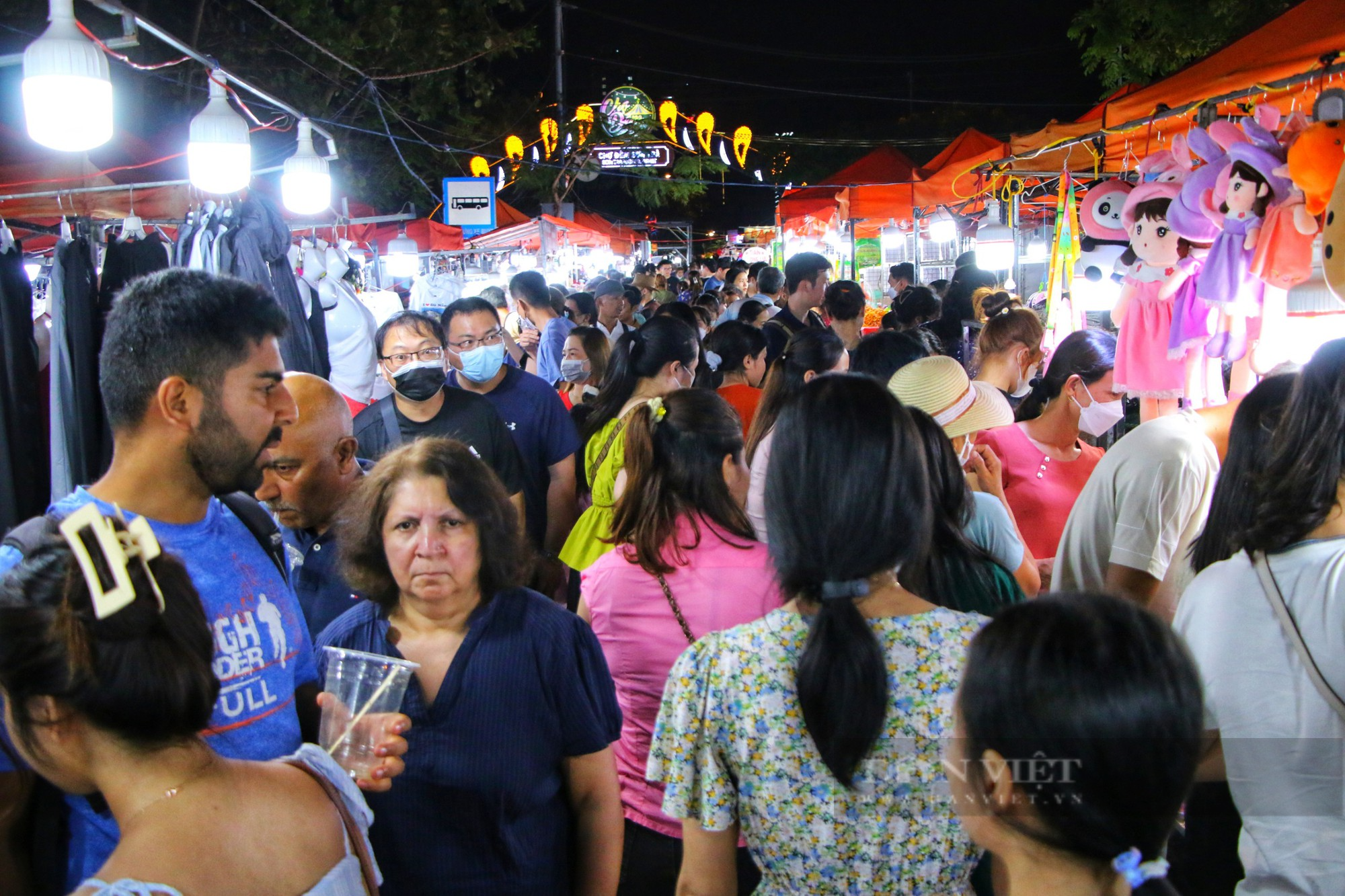 Chợ đêm lớn nhất Đà Nẵng chật kín lối ra vào dịp lễ 30/4 - 1/5 - Ảnh 1.