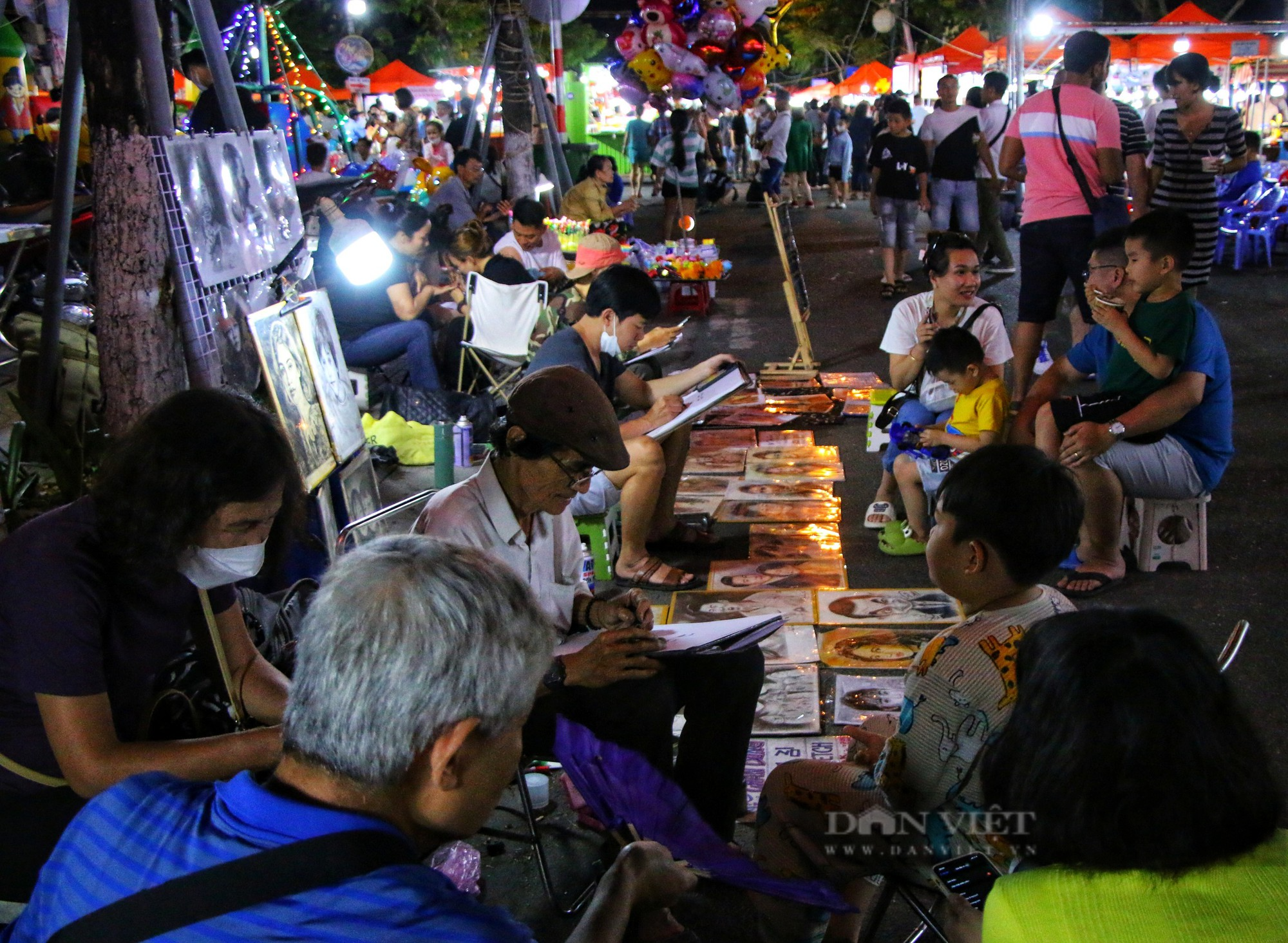 Chợ đêm lớn nhất Đà Nẵng chật kín lối ra vào dịp lễ 30/4 - 1/5 - Ảnh 2.