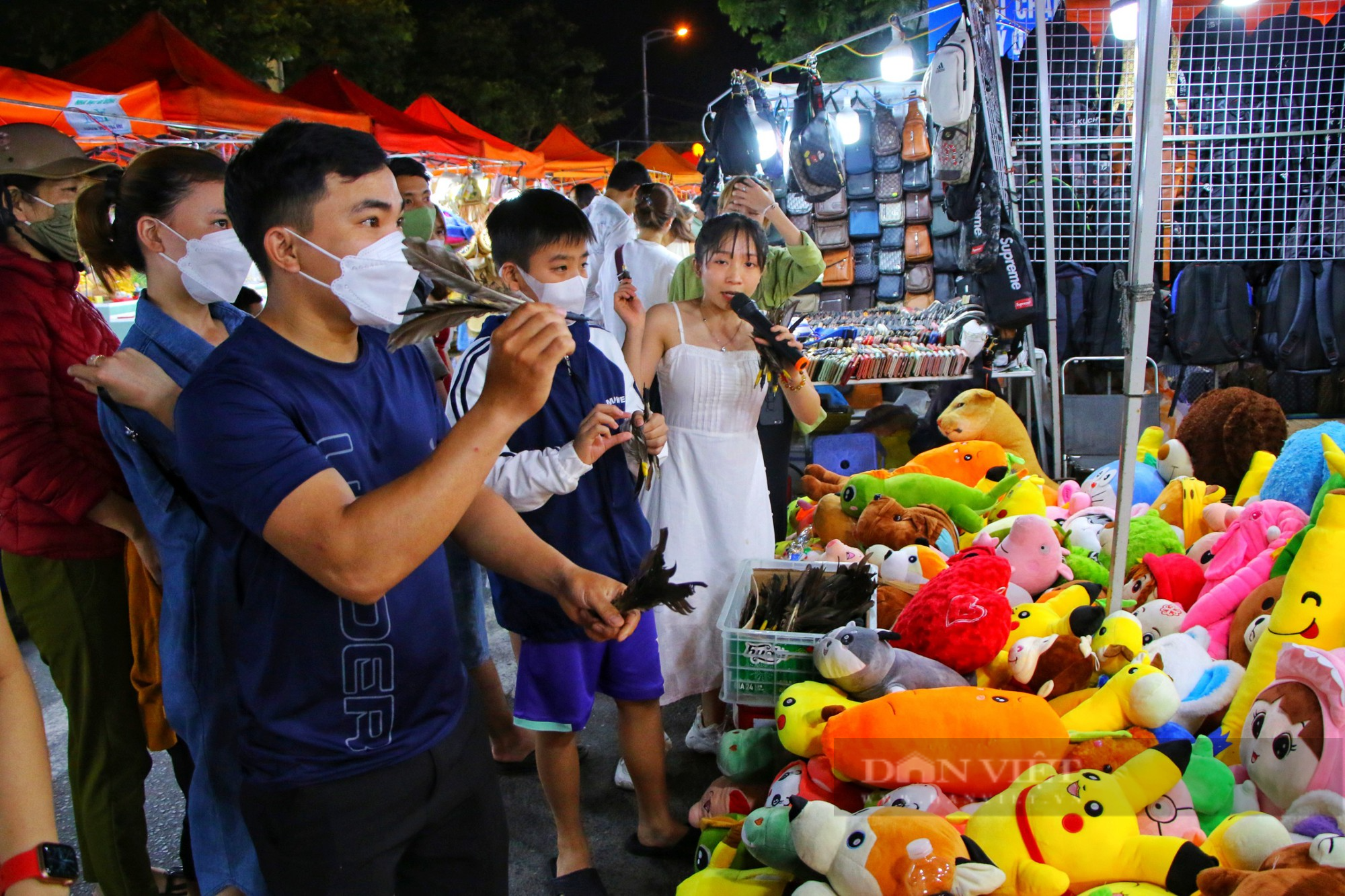 Chợ đêm lớn nhất Đà Nẵng chật kín lối ra vào dịp lễ 30/4 - 1/5 - Ảnh 3.