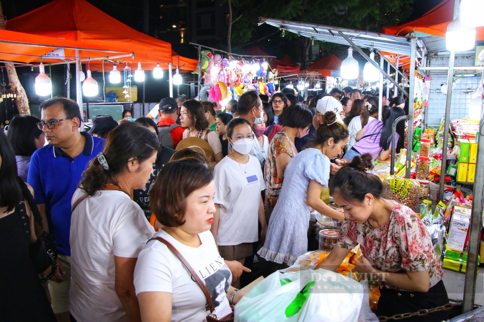 Chợ đêm lớn nhất Đà Nẵng chật kín lối ra vào dịp lễ 30/4 - 1/5 - Ảnh 4.