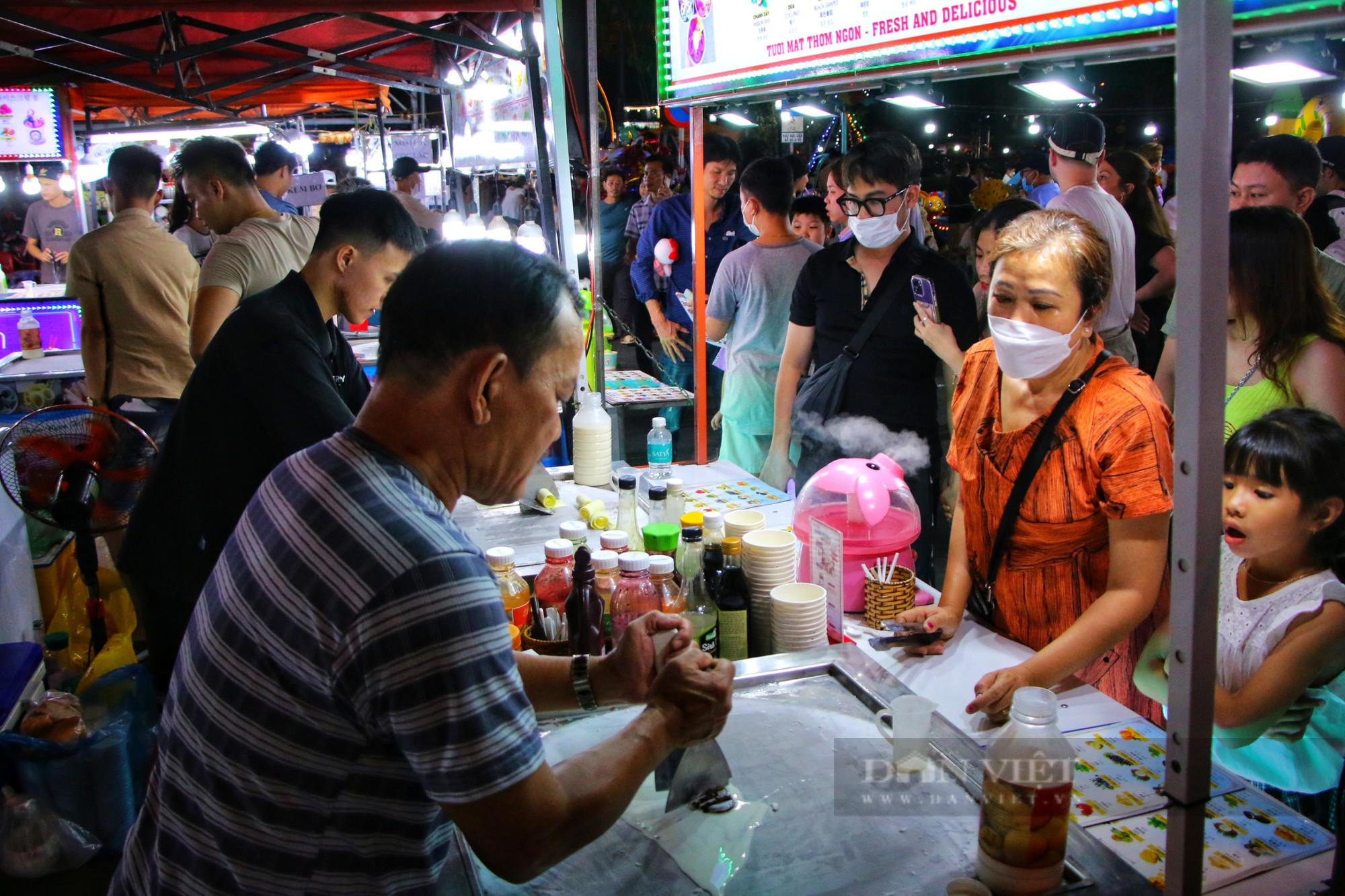 Chợ đêm lớn nhất Đà Nẵng chật kín lối ra vào dịp lễ 30/4 - 1/5 - Ảnh 6.