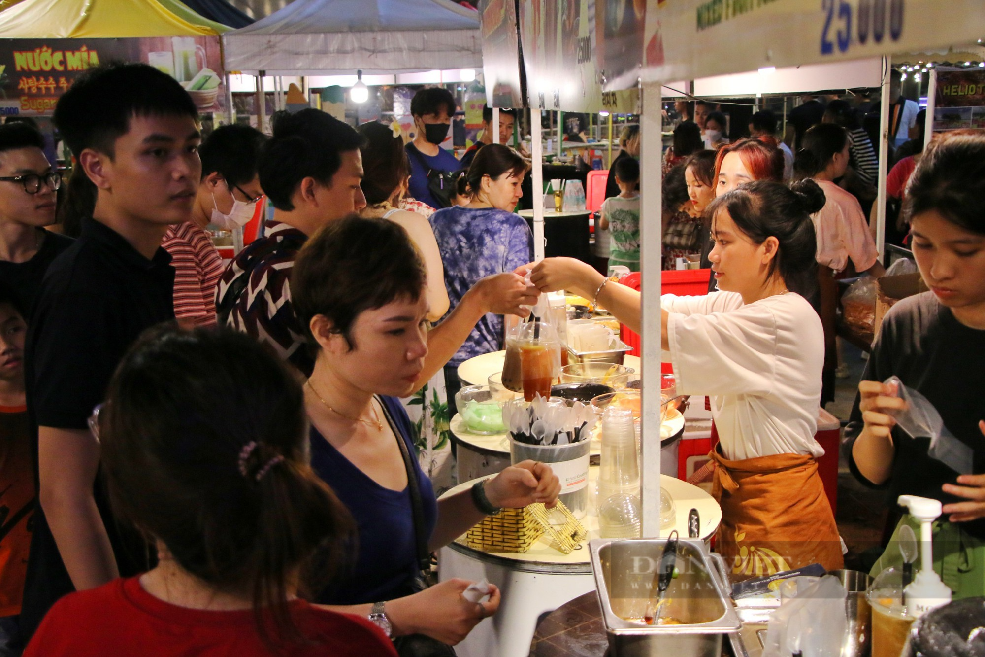 Chợ đêm lớn nhất Đà Nẵng chật kín lối ra vào dịp lễ 30/4 - 1/5 - Ảnh 8.