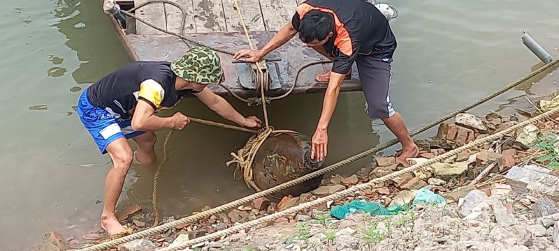 Phát hiện quả bom nặng khoảng nửa tấn ở sông Đuống -Hà Nội - Ảnh 1.