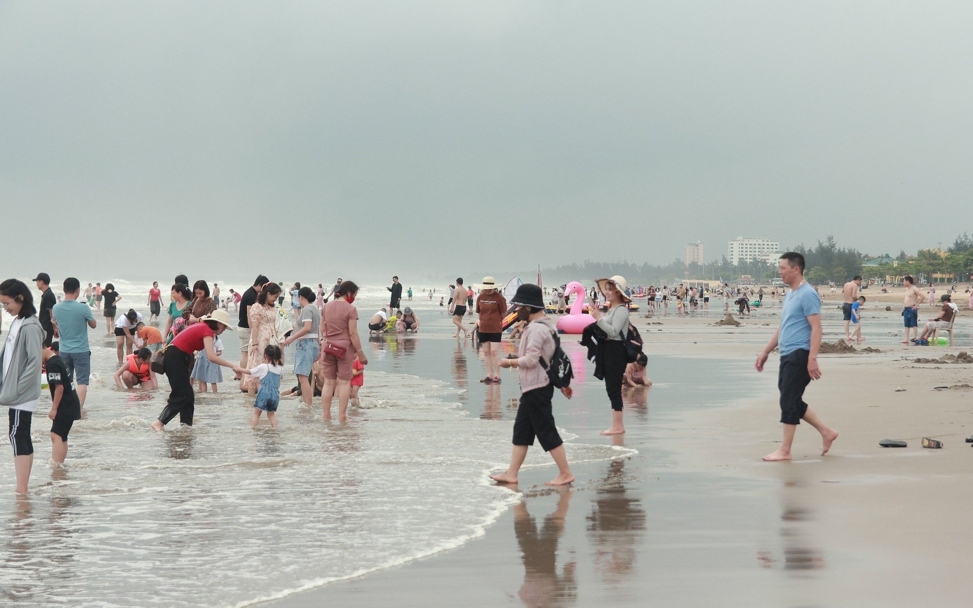 Nắng lên, du khách nườm nượp đổ về phố biển Cửa Lò, phòng hạng sang &quot;cháy&quot; những ngày lễ