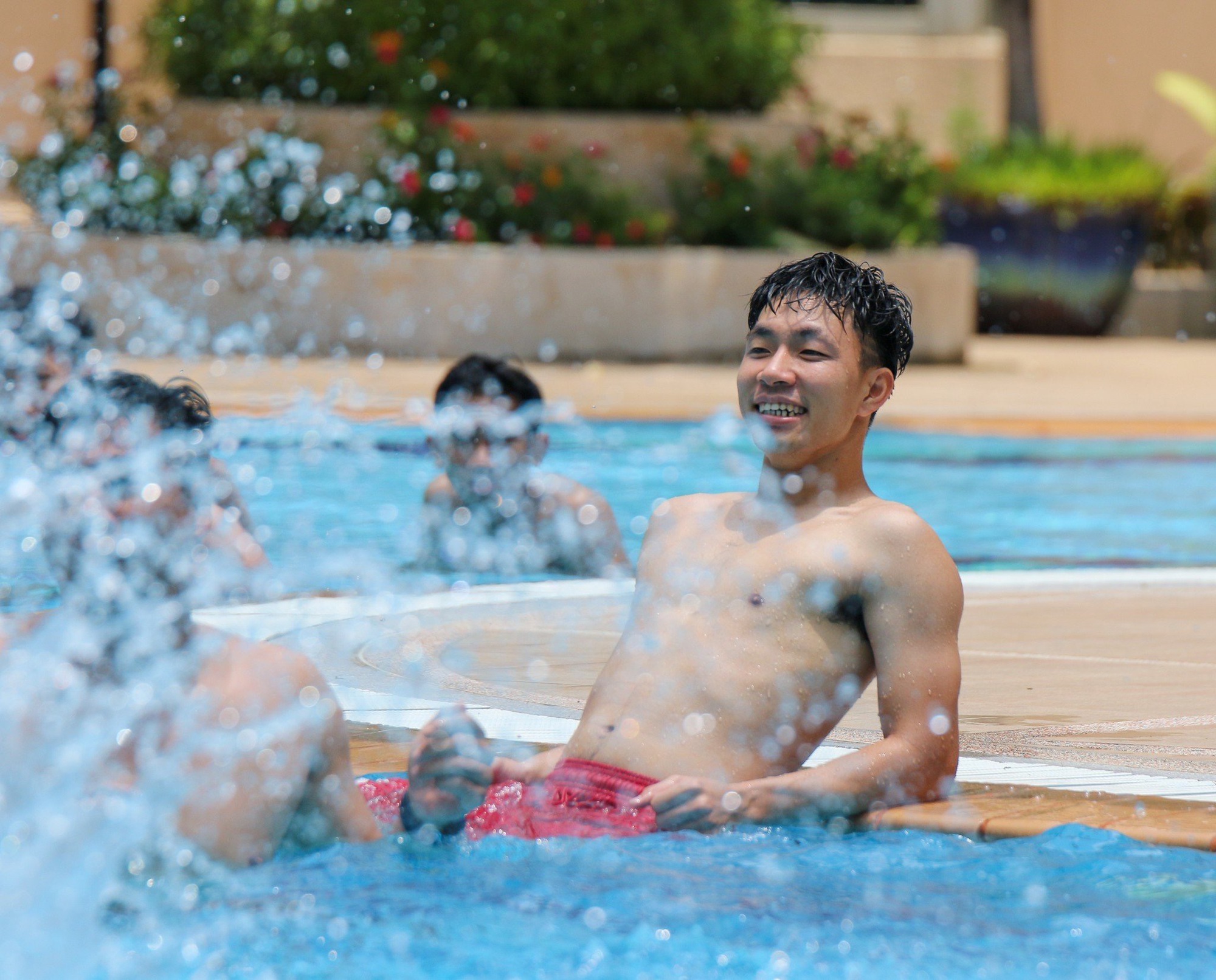 Dàn sao U22 Việt Nam khoe boy 6 múi tại bể bơi - Ảnh 6.