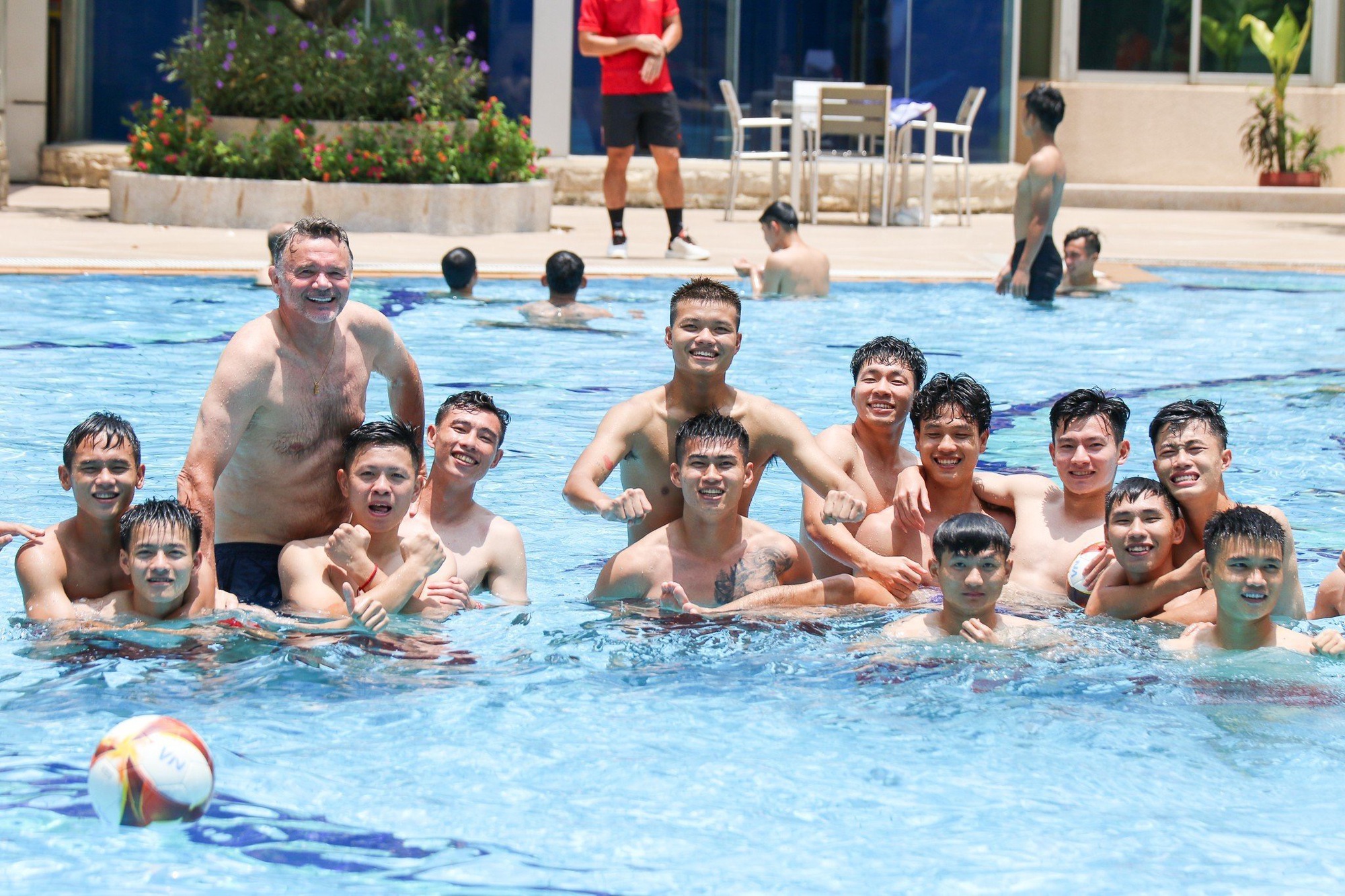 Dàn sao U22 Việt Nam khoe boy 6 múi tại bể bơi - Ảnh 3.