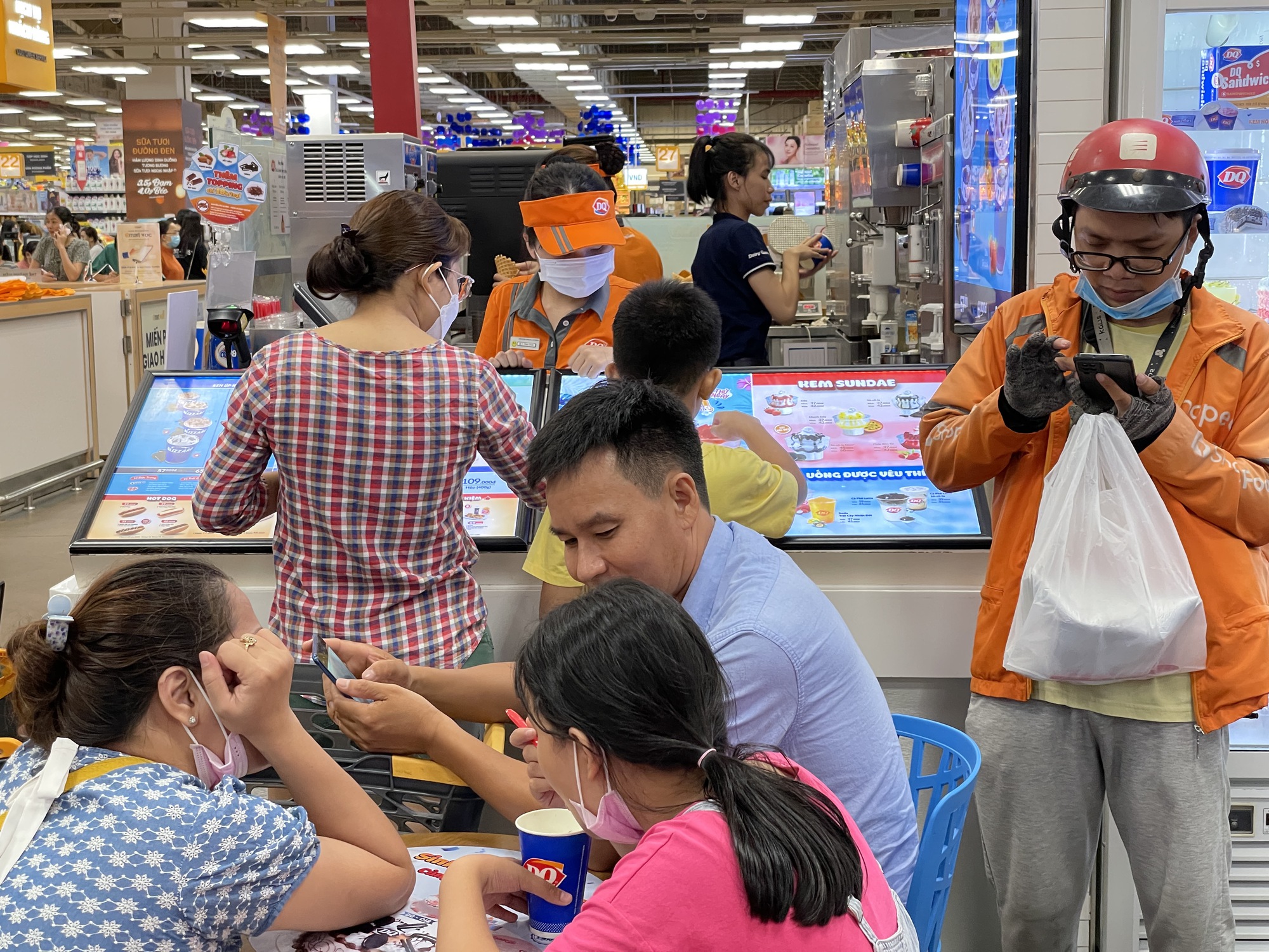 Người Sài Gòn đổ vào siêu thị, trung tâm thương mại trốn nóng - Ảnh 8.