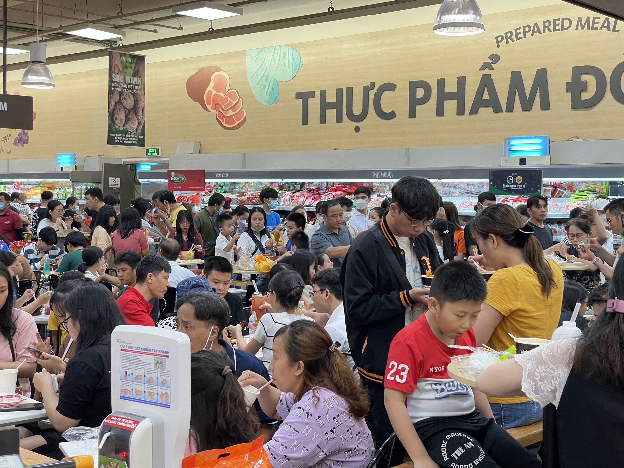 Người Sài Gòn đổ vào siêu thị, trung tâm thương mại trốn nóng - Ảnh 5.