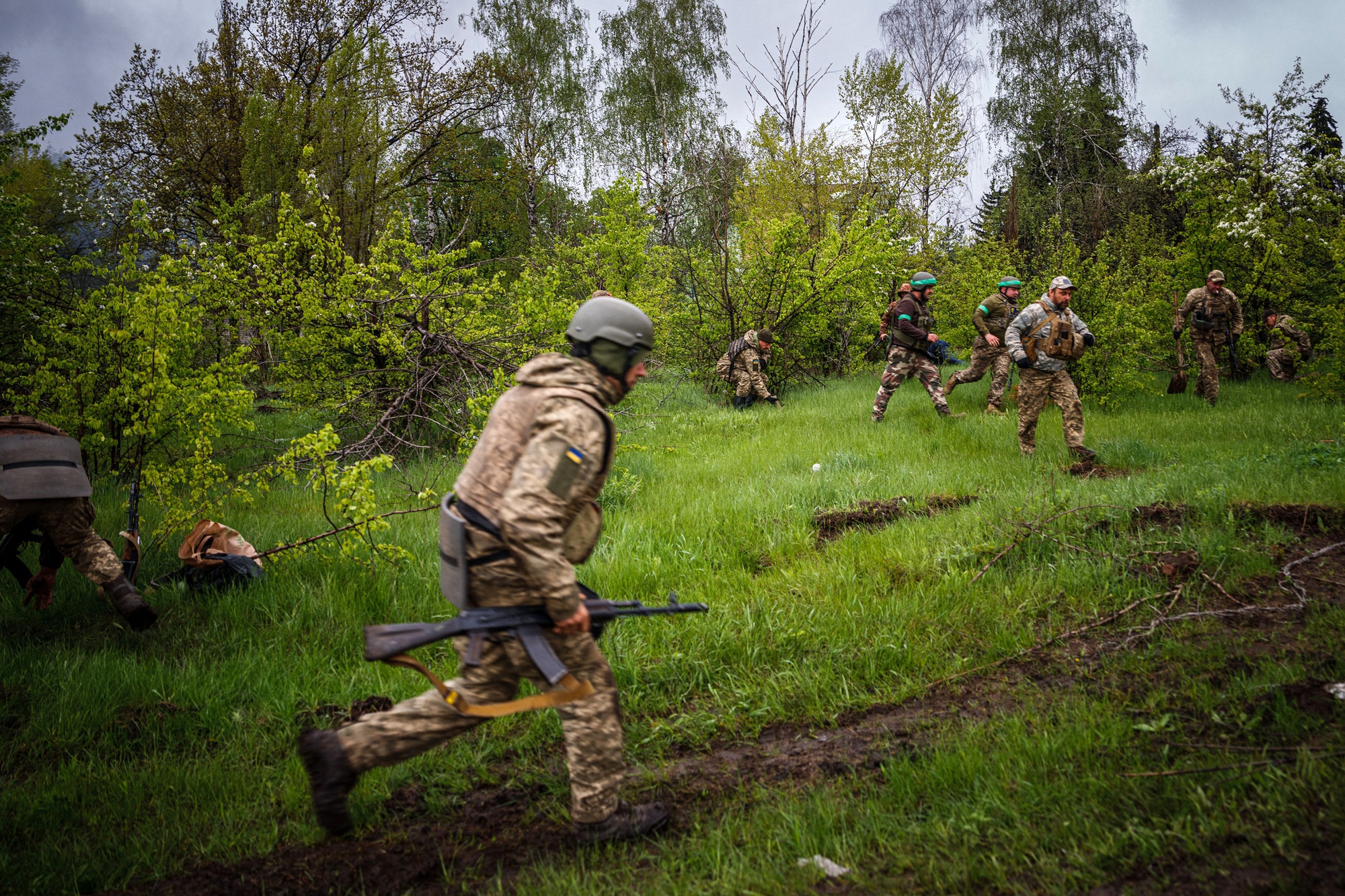 Ukraine bất ngờ tuyên bố kiểm soát tuyến đường quan trọng vào Bakhmut; Nga chạy nước rút pháo kích không ngừng - Ảnh 1.