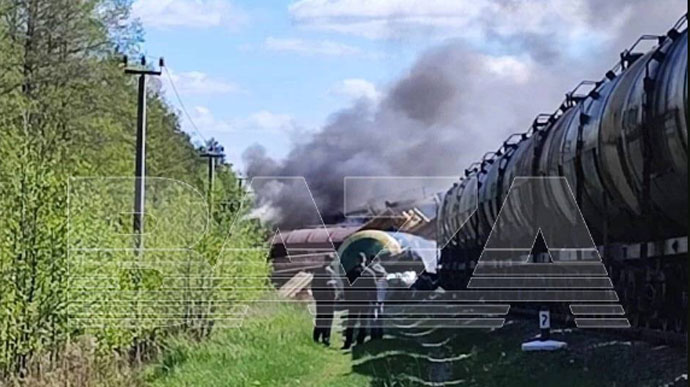 Đường ray bị nổ tung ở Nga, tàu chở nhiên liệu trật bánh - Ảnh 1.