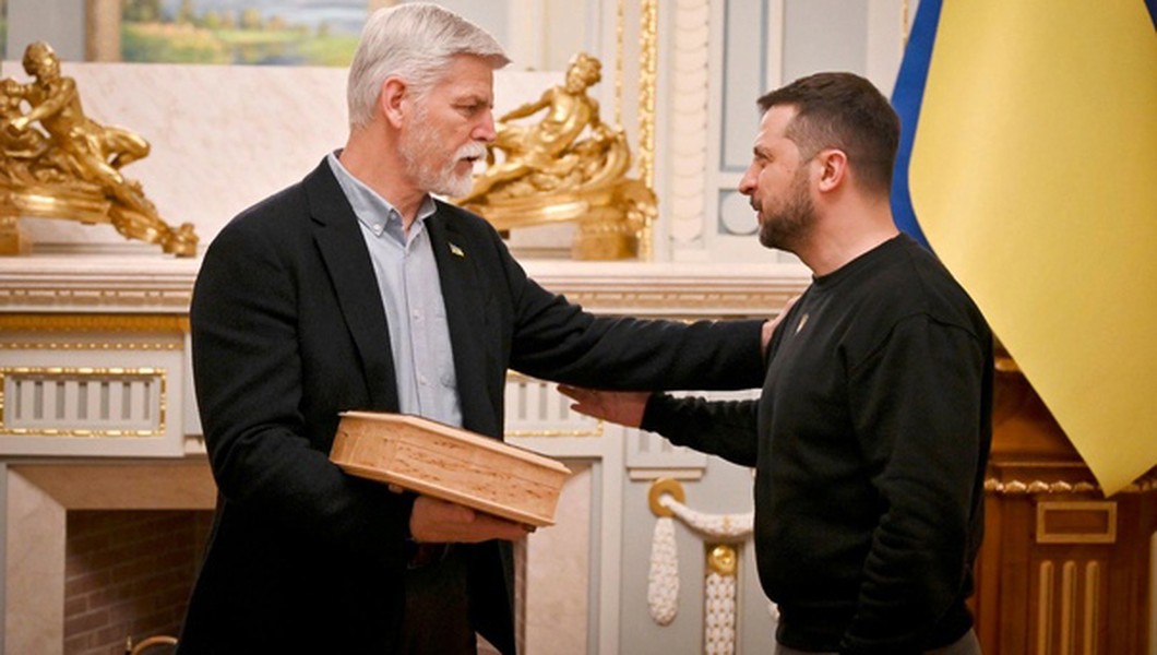 Tổng thống Czech tặng súng ngắn CZ 75 mạ vàng cho Tổng thống Zelensky - Ảnh 1.